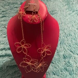 Paparazzi Gold Floral Necklace Set